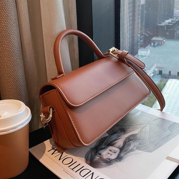 niche design high-grade retro bag 2021 autumn and winter new fashion joker messenger bag western style square width 23cm 
niche design high-grade retro bag 2021 autumn and winter new fashion joker messenger bag western style square width 23cm