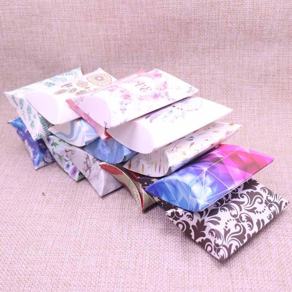 50шт новые diy дизайн подушка коробки картонные ретро конфеты типа упаковки кольцо дисплей письмо благодарственное любовь picture box 8x5.5x
50шт новые diy дизайн подушка коробки картонные ретро конфеты типа упаковки кольцо дисплей письмо благодарственное любовь picture box 8x5.5x