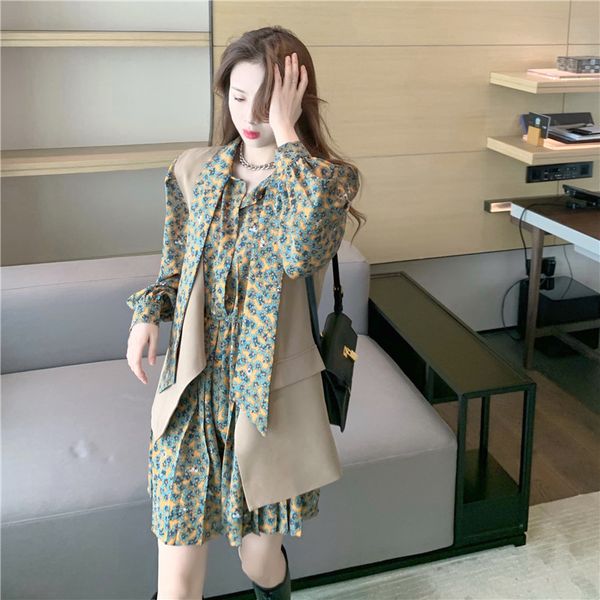 fall 2020 lightly mature waist slimming elegant floral dress small suit vest coat two-piece set for women, White;black
fall 2020 lightly mature waist slimming elegant floral dress small suit vest coat two-piece set for women, White;black