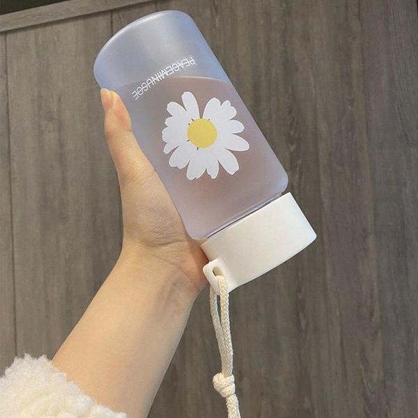 500 мл маленькая ромашка пластиковые бутылки воды прозрачная бутылка воды творческая матовая бутылка воды с портативной веревочной туристиче
500 мл маленькая ромашка пластиковые бутылки воды прозрачная бутылка воды творческая матовая бутылка воды с портативной веревочной туристиче