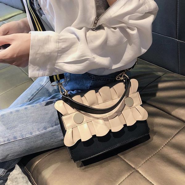 2020new korean version of ladies all-match tote bag one shoulder messenger bag wide shoulder strap small square
2020new korean version of ladies all-match tote bag one shoulder messenger bag wide shoulder strap small square