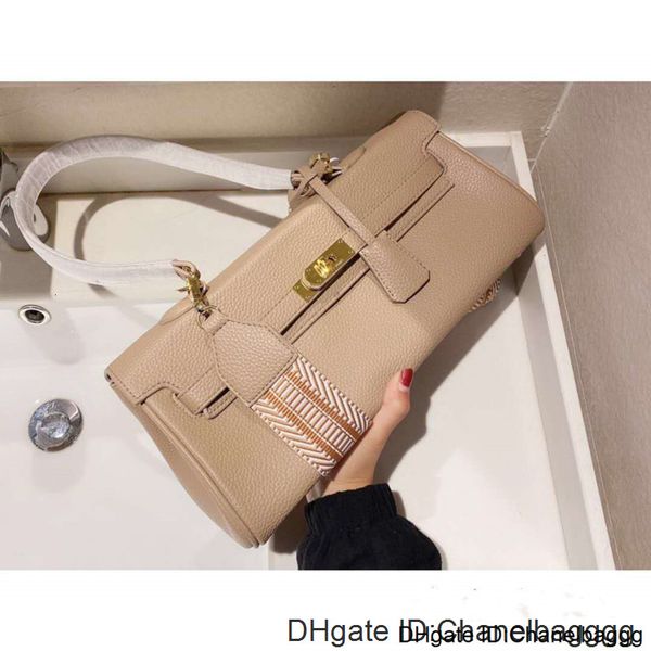 brand fashion versatile women's bag, gift packaging, portable single shoulder diagonal hanging, size 34cm16cm
brand fashion versatile women's bag, gift packaging, portable single shoulder diagonal hanging, size 34cm16cm