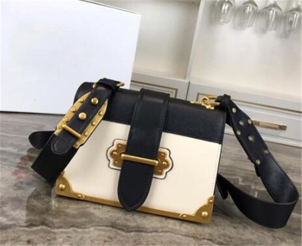 2020 classic square chain shoulder bag's letter insert buckle purse lady handbags genuine leather women clutch messenger bag crossbody
2020 classic square chain shoulder bag's letter insert buckle purse lady handbags genuine leather women clutch messenger bag crossbody