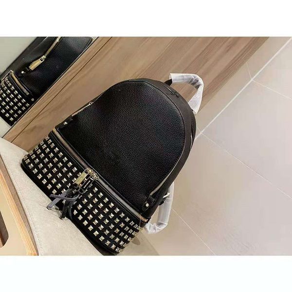 girls bookbags женщины рюкзак стиль моды заклепка мягкая кожаная школьная сумка джокер путешествия сумка сумка черные рюкзаки bagpack
girls bookbags женщины рюкзак стиль моды заклепка мягкая кожаная школьная сумка джокер путешествия сумка сумка черные рюкзаки bagpack