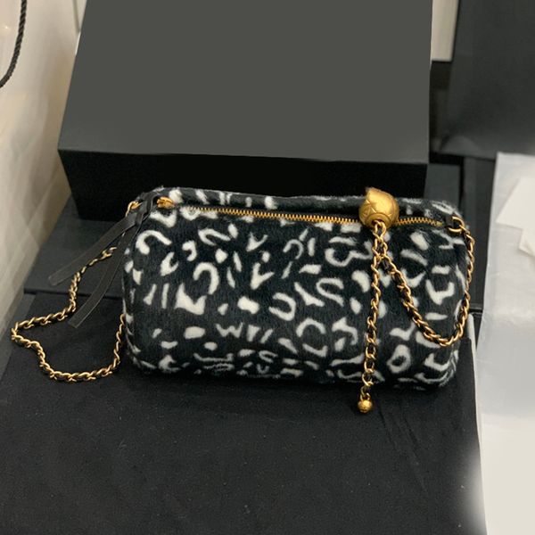 the latest style bag is kind and warm as1899 bucket leopard print control wool bag very nice it feels soft and comfortable fashion bags
the latest style bag is kind and warm as1899 bucket leopard print control wool bag very nice it feels soft and comfortable fashion bags