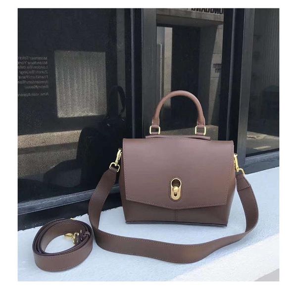 2020 new korean retro portable messenger bag fashion small square bag genuine leather female shoulder handbag
2020 new korean retro portable messenger bag fashion small square bag genuine leather female shoulder handbag