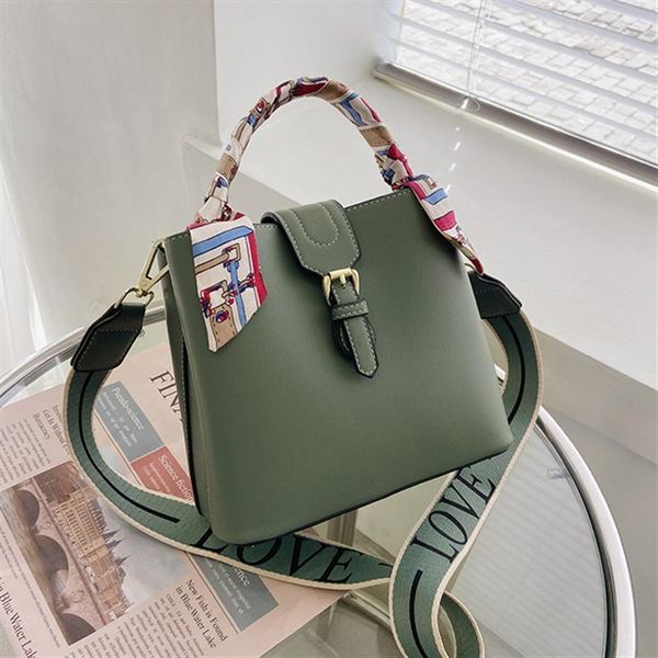 in winter of 2020 design the new shopping bags are simple tote bags with the same lock bag and shoulder diagonal female
in winter of 2020 design the new shopping bags are simple tote bags with the same lock bag and shoulder diagonal female