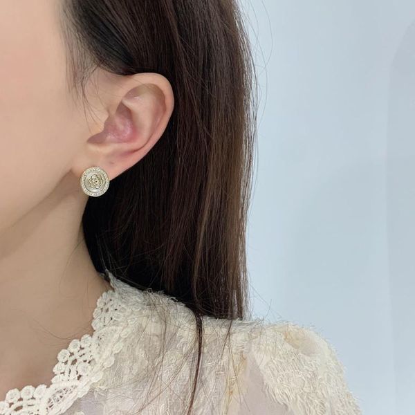 vintage simple round stud earrings for women fashion temperament rhinestone shell flower earrings engagement jewelry wedding, Golden;silver
vintage simple round stud earrings for women fashion temperament rhinestone shell flower earrings engagement jewelry wedding, Golden;silver