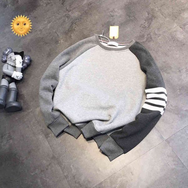 2022 factory wholesale new couple's tb yarn dyed woven four bar contrast stitching sleeve loose casual versatile sports round neck plus, Black
2022 factory wholesale new couple's tb yarn dyed woven four bar contrast stitching sleeve loose casual versatile sports round neck plus, Black