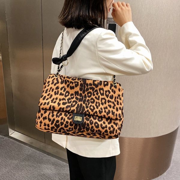 2023 brown white designer handbags large capacity one-shoulder underarm leopard bag new handbags tote bags for women travel
2023 brown white designer handbags large capacity one-shoulder underarm leopard bag new handbags tote bags for women travel