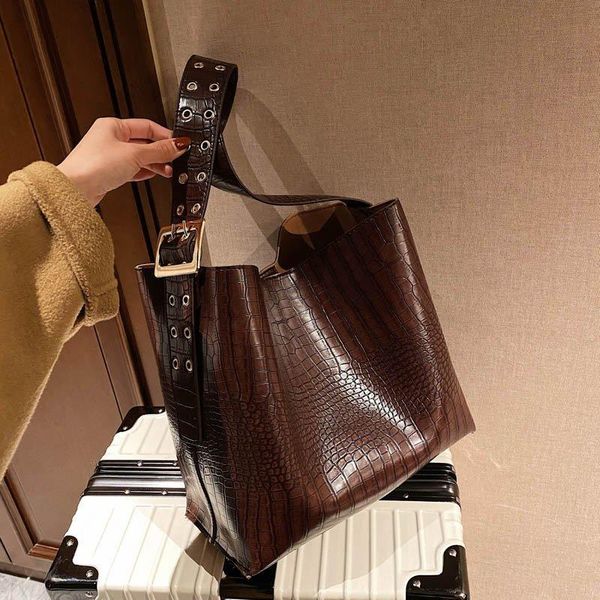 shoulder bags vintage tote bucket bag 2021 fashion high-quality pu leather women's designer handbag high capacity casual
shoulder bags vintage tote bucket bag 2021 fashion high-quality pu leather women's designer handbag high capacity casual