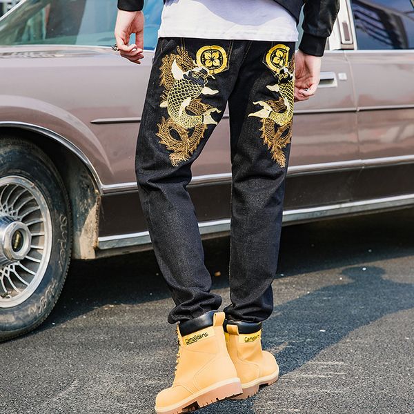 japanese chinese style carp embroidered stretch men's jeans 2020 new high-quality thick cotton black jeans men casual clothes q0105, Black;white
japanese chinese style carp embroidered stretch men's jeans 2020 new high-quality thick cotton black jeans men casual clothes q0105, Black;white