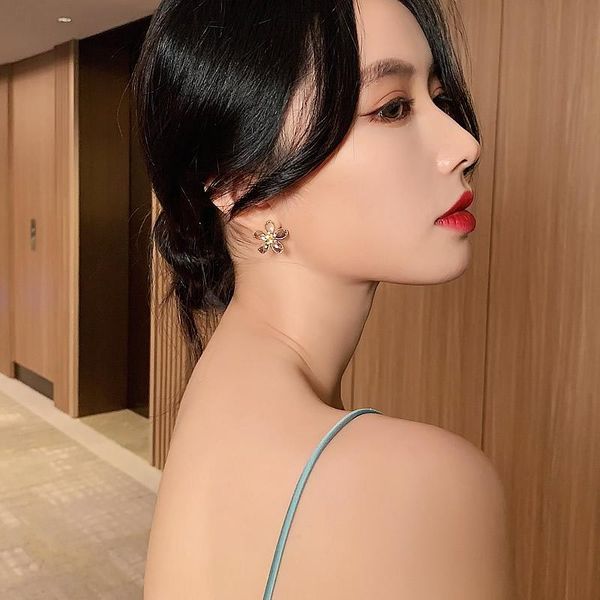 earrings 2021 trend crystal flower earrings fashion women temperament european jewelry exquisite, Silver
earrings 2021 trend crystal flower earrings fashion women temperament european jewelry exquisite, Silver