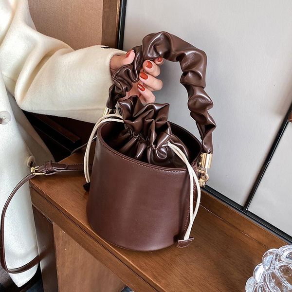 niche design high-end handbags 2021 new fashion all-match messenger bag models foreign style portable bucket bag width: 17cm
niche design high-end handbags 2021 new fashion all-match messenger bag models foreign style portable bucket bag width: 17cm