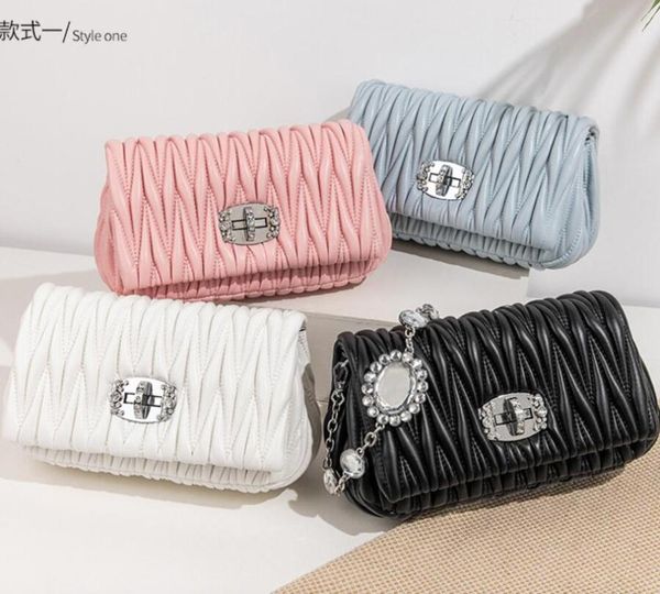 2021 new wrinkled crystal chain female bag tide woven gemstone diamond shoulder bag banquet
2021 new wrinkled crystal chain female bag tide woven gemstone diamond shoulder bag banquet
