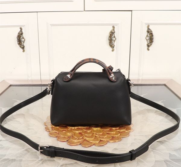 luxury design small leather shoulder bag lady detachable shoulder strap handbag pop star color matching series pillow bag
luxury design small leather shoulder bag lady detachable shoulder strap handbag pop star color matching series pillow bag