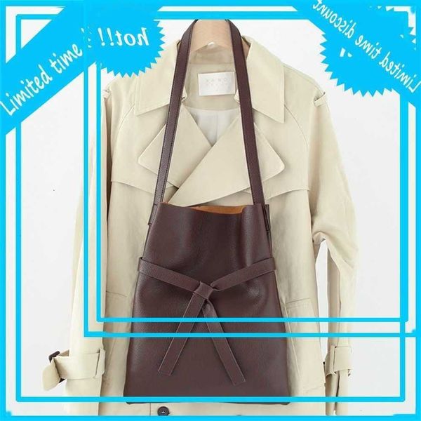 korean version simple large capacity shoulder versatile fashion solid color student handbag minority soft leather underarm bag
korean version simple large capacity shoulder versatile fashion solid color student handbag minority soft leather underarm bag