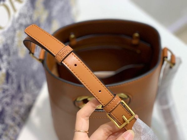 2020 women handbag designer new bucket bag calfskin one-shoulder diagonal leather handbag purses and handbags luxury designer
2020 women handbag designer new bucket bag calfskin one-shoulder diagonal leather handbag purses and handbags luxury designer
