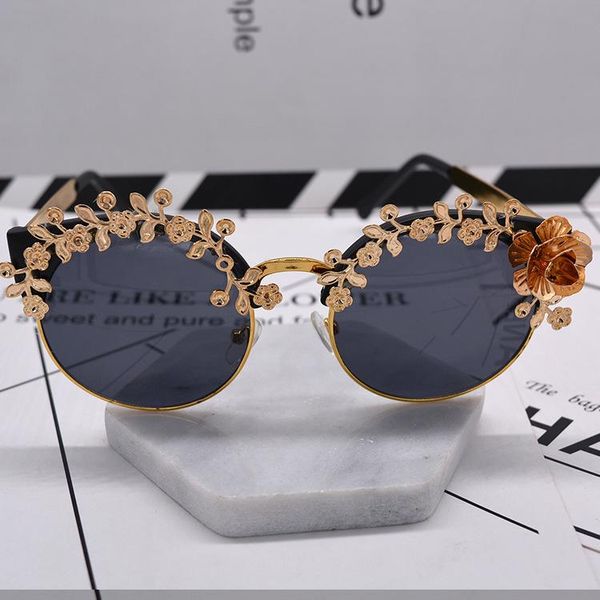 2020 fashion baroque rose flower sunglasses for women round sun glasses mirror angel eyewear feminino brand design, White;black
2020 fashion baroque rose flower sunglasses for women round sun glasses mirror angel eyewear feminino brand design, White;black