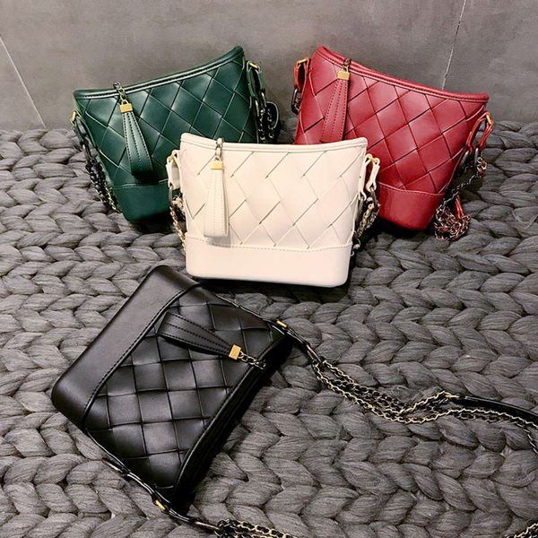 luxurys designers 2021 new tiktok, red pack, stray diamond single shoulder, cross bag, double chain leather bag
luxurys designers 2021 new tiktok, red pack, stray diamond single shoulder, cross bag, double chain leather bag