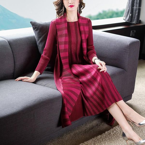 2020 autumn new casual fashion women dresses loose slimming striped fake two-piece mid calf long-sleeved miyak pleated dresses1, Black;gray
2020 autumn new casual fashion women dresses loose slimming striped fake two-piece mid calf long-sleeved miyak pleated dresses1, Black;gray