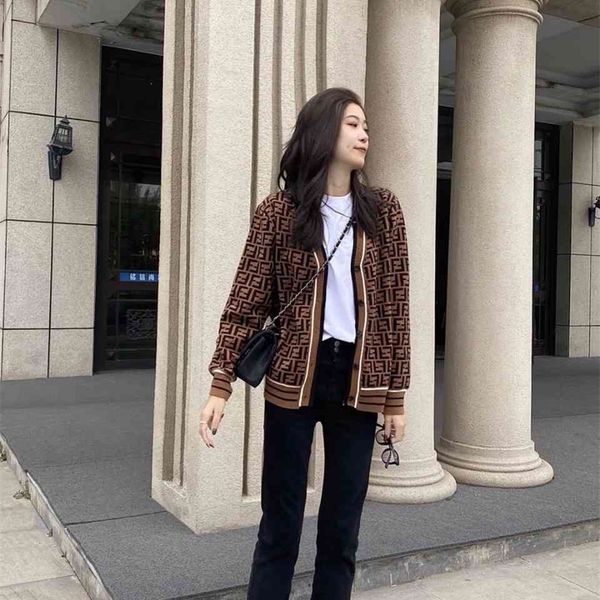 2022 factory wholesale new autumn and winter double letter knitted cardigan women's loose sweet korean commuter sweater coat, White;black
2022 factory wholesale new autumn and winter double letter knitted cardigan women's loose sweet korean commuter sweater coat, White;black