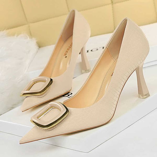famous brand 2022 fashion women metal buckle 8cm high heels pumps lady stone leather party plus size low office shoes designer classic luxur, Black
famous brand 2022 fashion women metal buckle 8cm high heels pumps lady stone leather party plus size low office shoes designer classic luxur, Black