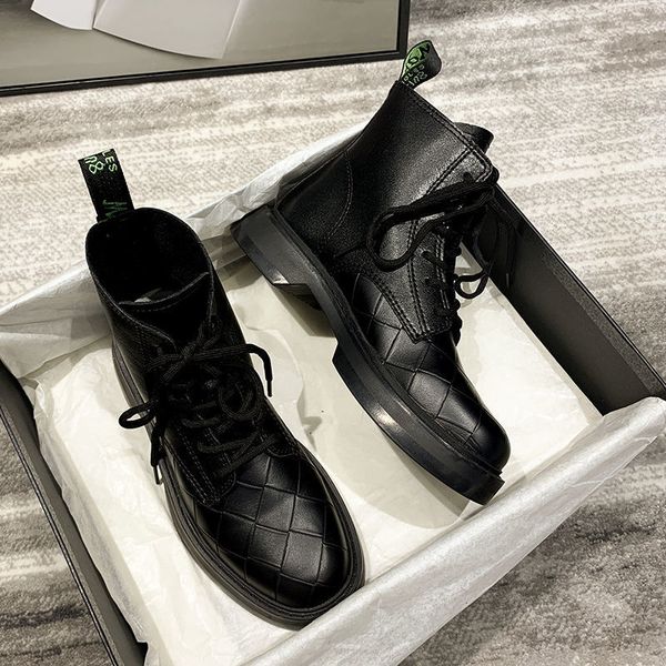 new all-match autumn breathable motorcycle short boots genuine leather black riding boots female british style fashionable boots y1221
new all-match autumn breathable motorcycle short boots genuine leather black riding boots female british style fashionable boots y1221