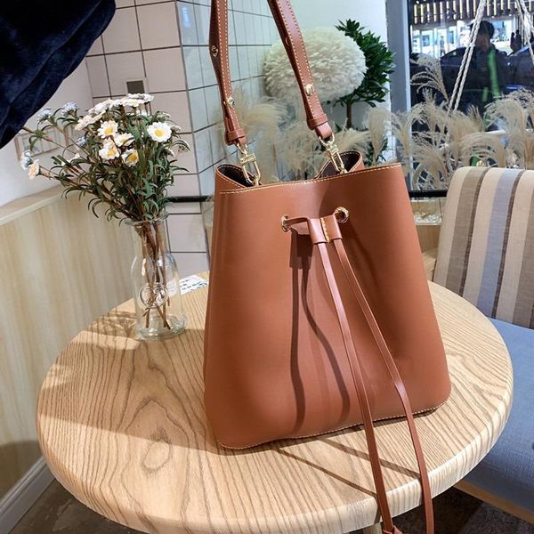 2020 original single new l and v low-key luxury atmosphere portable messenger bag simple fashion versatile daily shoulder bag ing
2020 original single new l and v low-key luxury atmosphere portable messenger bag simple fashion versatile daily shoulder bag ing