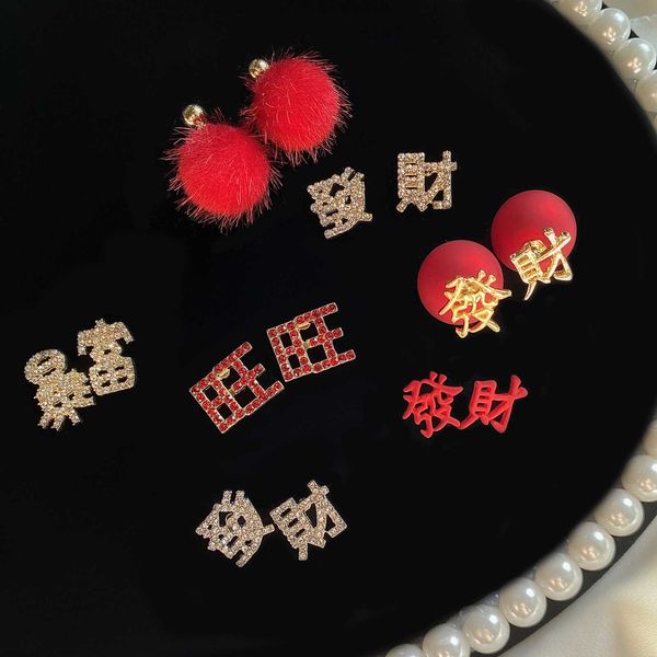 year's s925 asymmetric pearl rich with diamond new wangwang man simple earrings, Golden
year's s925 asymmetric pearl rich with diamond new wangwang man simple earrings, Golden