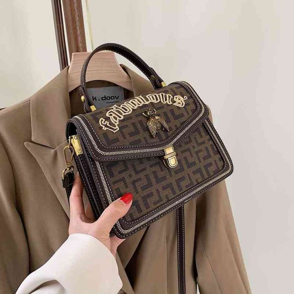 2022 factory wholesale bag female style little embroidery single shoulder messenger portable women's bag korean wide shoulder strap fas
2022 factory wholesale bag female style little embroidery single shoulder messenger portable women's bag korean wide shoulder strap fas