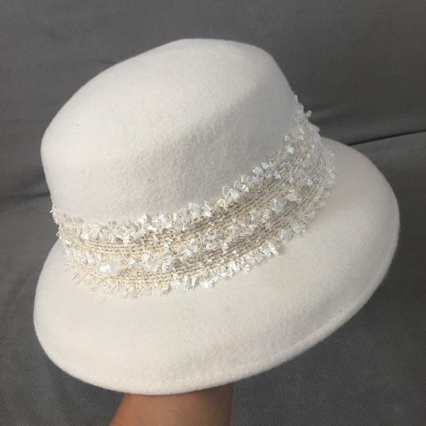 2020 new fashion white wide brim wool felt hat floppy lace band cloche bucket bowler hat women wedding church dress hat, Black;white
2020 new fashion white wide brim wool felt hat floppy lace band cloche bucket bowler hat women wedding church dress hat, Black;white