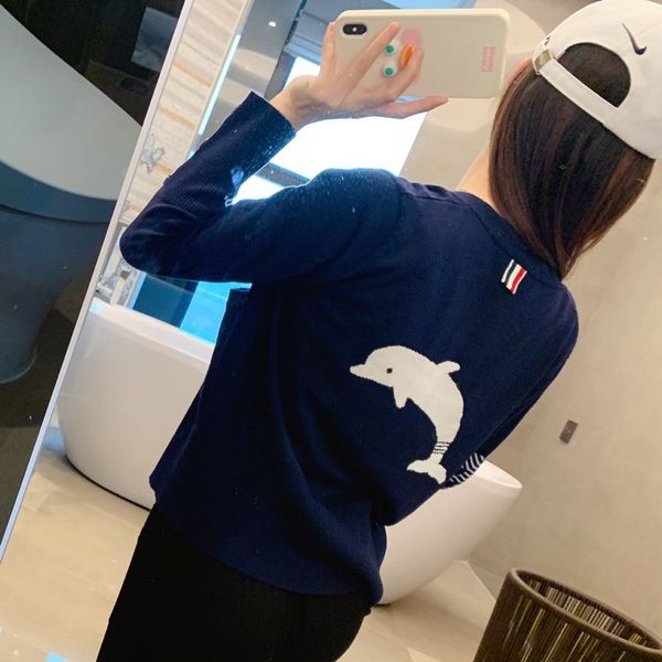 1101 2020 autumn brand same style regular long sleeve v neck gray blue kint sweater women clothes fang, White;black
1101 2020 autumn brand same style regular long sleeve v neck gray blue kint sweater women clothes fang, White;black