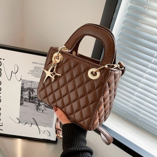 net red texture small bag women's 2021 winter new fashion solid color portable single shoulder bag messenger princess
net red texture small bag women's 2021 winter new fashion solid color portable single shoulder bag messenger princess
