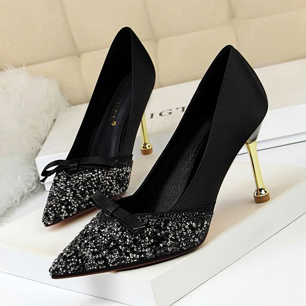 2021 new metal fashion 10cm women's high heels valentine green crystal bombs lady satin stiletto tapones fetish shoes with silk sheen k, Black
2021 new metal fashion 10cm women's high heels valentine green crystal bombs lady satin stiletto tapones fetish shoes with silk sheen k, Black