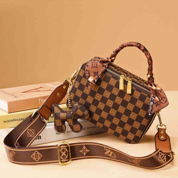 2022 factory wholesale portable pillow bag new checkered letter versatile foreign temperament one shoulder messenger bag female
2022 factory wholesale portable pillow bag new checkered letter versatile foreign temperament one shoulder messenger bag female