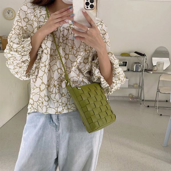 2022 factory wholesale handbag direct style women's korean ribbon cross small square trend bags
2022 factory wholesale handbag direct style women's korean ribbon cross small square trend bags