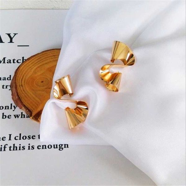 european, american and korean fashion simple earring geometric fashion twist irregular earring personality trend metal, Golden;silver
european, american and korean fashion simple earring geometric fashion twist irregular earring personality trend metal, Golden;silver