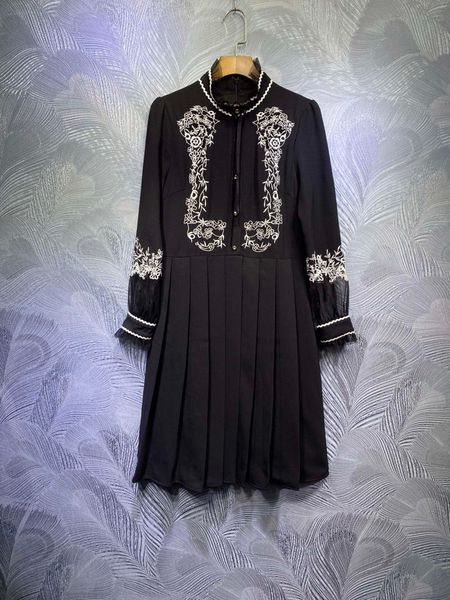 autumn splice agaric lace with standing-collar embroidery shirt shows thin short pleated dress with long sleeves and short skirt, Black;pink
autumn splice agaric lace with standing-collar embroidery shirt shows thin short pleated dress with long sleeves and short skirt, Black;pink
