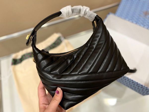 2023 sport outdoor pattern moon bag sheepskin women qulited shopper tote large capacity travel bags
2023 sport outdoor pattern moon bag sheepskin women qulited shopper tote large capacity travel bags