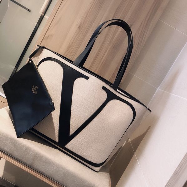 valentino 2019 new alphabet shopping bag arrived from the original imported cow leather, independent bag mouth, square bag body, enclosed ch
valentino 2019 new alphabet shopping bag arrived from the original imported cow leather, independent bag mouth, square bag body, enclosed ch