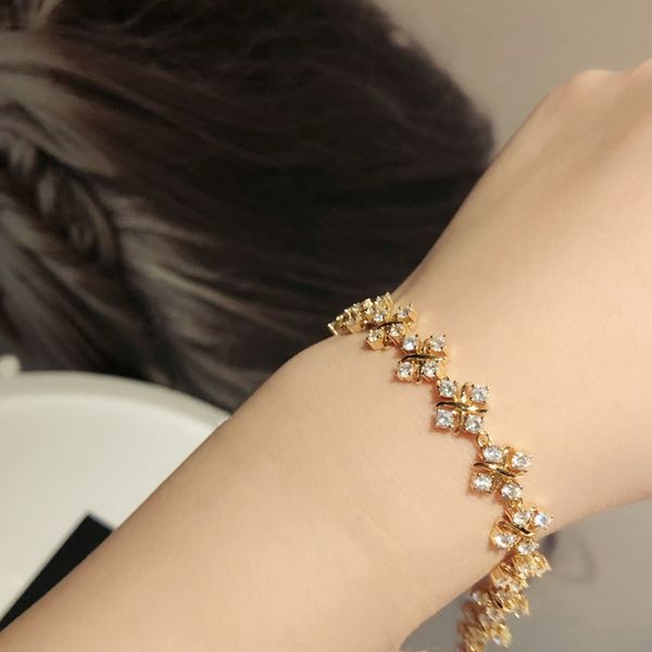 2021 new luxury fashion design four diamond cross full diamond bracelet sterling silver gold-plated noble and elegant bracelet ing, Red;brown
2021 new luxury fashion design four diamond cross full diamond bracelet sterling silver gold-plated noble and elegant bracelet ing, Red;brown