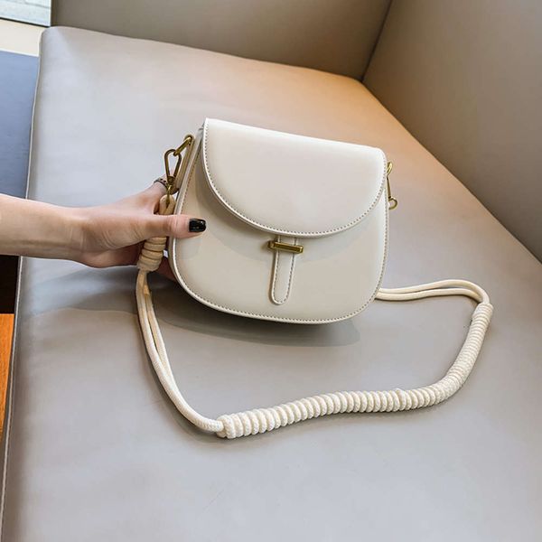 luxurys designers new in autumn 2021 korean fashion single shoulder personalized braided cross half round saddle women's bag
luxurys designers new in autumn 2021 korean fashion single shoulder personalized braided cross half round saddle women's bag