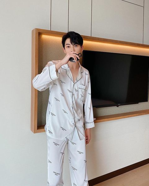 mimi little red books recommended silk pants men long sleeve pajamas leisurewear undertakes to wholesale, Black;brown
mimi little red books recommended silk pants men long sleeve pajamas leisurewear undertakes to wholesale, Black;brown