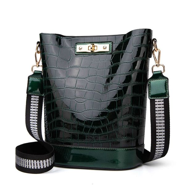 luxurys designers women 2021 new korean versatile bucket temperament goddess patent leather large capacity one shoulder messenger bag
luxurys designers women 2021 new korean versatile bucket temperament goddess patent leather large capacity one shoulder messenger bag