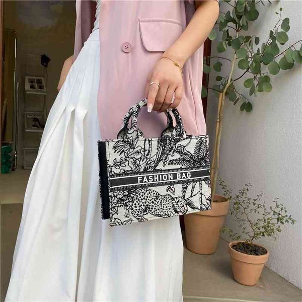 2022 latest models handbag wholesale spring and summer red large capacity embroidery shoulder women's tote
2022 latest models handbag wholesale spring and summer red large capacity embroidery shoulder women's tote