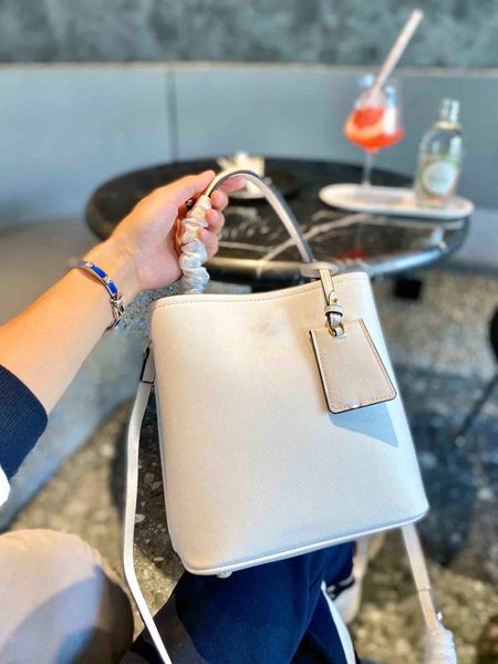 women messenger bag diagonal bag classic style fashion bags shoulder bags lady totes handbags 23*23 cm
women messenger bag diagonal bag classic style fashion bags shoulder bags lady totes handbags 23*23 cm