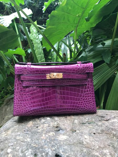 real shinny crocodile leather designers handbag 22cm fully handmade quality wax stitching purple color pls confirm to me if in stock before
real shinny crocodile leather designers handbag 22cm fully handmade quality wax stitching purple color pls confirm to me if in stock before