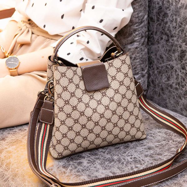 luxurys designers versatile bucket 2021 new autumn and winter leather women's messenger small one shoulder bag fashion
luxurys designers versatile bucket 2021 new autumn and winter leather women's messenger small one shoulder bag fashion