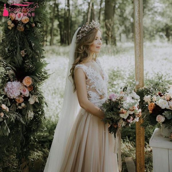2022 light champagne wedding dresses white lace applique bridal gown v neck sleeveless sweep train custom made party gowns vestido de novia
2022 light champagne wedding dresses white lace applique bridal gown v neck sleeveless sweep train custom made party gowns vestido de novia